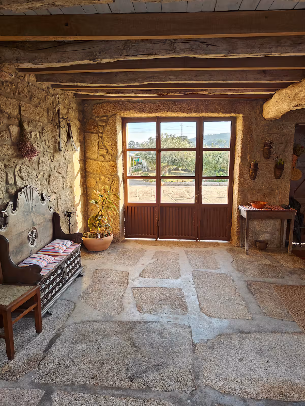 Fachada de pedra d'A Casinha na Casa do Muro Alto, em Alvelos
